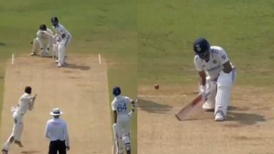 Virat kohli OUT : विराट कोहली ने पुणे टेस्ट मैच में टीम इंडिया को संकट में छोड़ा, गैरजिम्मेदाराना शॉट खेलकर हुए क्लीन बोल्ड, Video हुआ वायरल IND vs NZ टेस्ट मैच में क्लीन बोल्ड होने के दौरान विराट कोहली