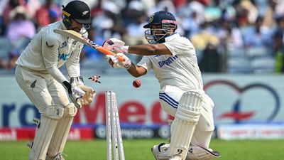 IND vs NZ: भारत पर सीरीज हार का खतरा, मिचेल सेंटनर ने 7 विकेट लेकर रोहित शर्मा एंड कंपनी को 156 रन पर समेटा SportsTak Hindi