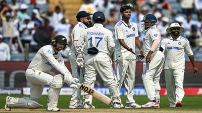 IND vs NZ: पुणे में अपने ही जाल में फंसी टीम इंडिया, न्यूजीलैंड ने रोहित शर्मा की सेना पर कसा शिकंजा, 300 के पार पहुंची बढ़त SportsTak Hindi