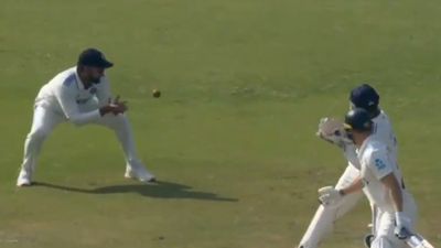Rohit Sharma : रोहित शर्मा ने तीसरे दिन मैदान में आते ही छोड़ा कैच, खड़े होकर देखते रहे गेंद, अश्विन हुए हताश, देखें Video रोहित शर्मा