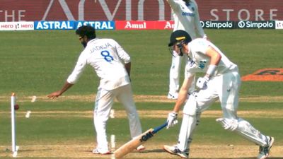 Ravindra Jadeja : रवींद्र जडेजा ने लिया धोनी का अवतार! पुणे टेस्ट में न्यूजीलैंड के बैटर को अनोखे स्टाइल से किया रन आउट, Video हुआ वायरल रवींद्र जडेजा