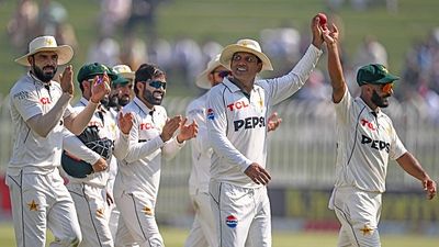 PAK vs ENG : साजिद-नोमान की जोड़ी से पाकिस्तान ने अंग्रेजों को 9 विकेट से रौंदा, 18 साल बाद इंग्लैंड के सामने घर में जीती टेस्ट सीरीज  पाकिस्तान टीम के साथ साजिद खान और नोमान अली