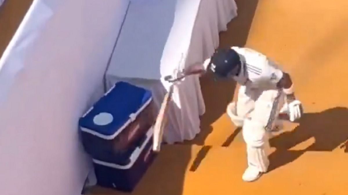 विराट कोहली ने ड्रेसिंग रूम में लौटते हुए बल्‍ले से मचाई तोड़फोड़, 17 रन पर आउट होने के बाद सातवें आसमान पर पहुंचा गुस्‍सा, Video 