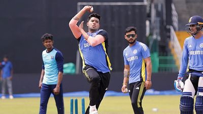 ऑस्ट्रेलिया दौरे की टीम इंडिया में जगह मिलते ही गरजा यह तेज गेंदबाज, कहर बरपाती बॉलिंग से मचाई धूम, अब टेस्ट डेब्यू पक्का! SportsTak Hindi