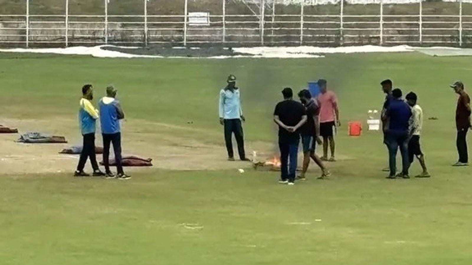 रणजी ट्रॉफी मैच के दौरान पिच पर किया गोबर का इस्तेमाल, ग्राउंड स्टाफ ने लगाई आग, इस मैच में वो हुआ जो अब तक नहीं देखा रणजी ट्रॉफी मैच के दौरान पिच पर किया गोबर का इस्तेमाल, ग्राउंड स्टाफ ने लगाई आग, इस मैच में वो हुआ जो अब तक नहीं देखा