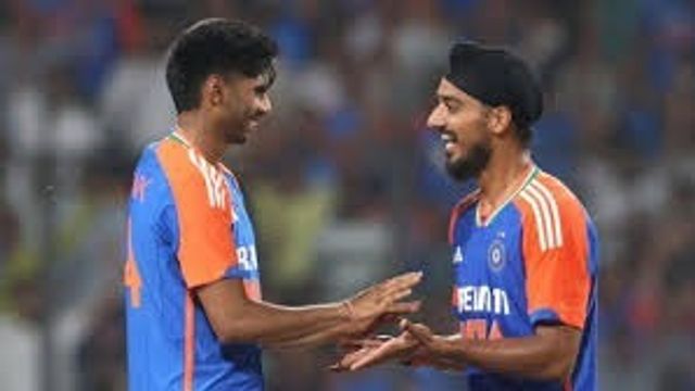 टीम इंडिया को सबसे बड़ा झटका, स्टार पेसर चोट के चलते तीन महीने तक मैदान से रह सकता है दूर arshdeep singh and mayank yadav during match