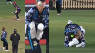 क्रिकेट के मैदान में बड़ा हादसा! विकेटकीपिंग में चूक से बाल-बाल बची आंख, खिलाड़ी की हालत हुई खराब, Video देख सभी हुए हैरान! महिला बिग बैश लीग के दौरान चोटिल खिलाड़ी