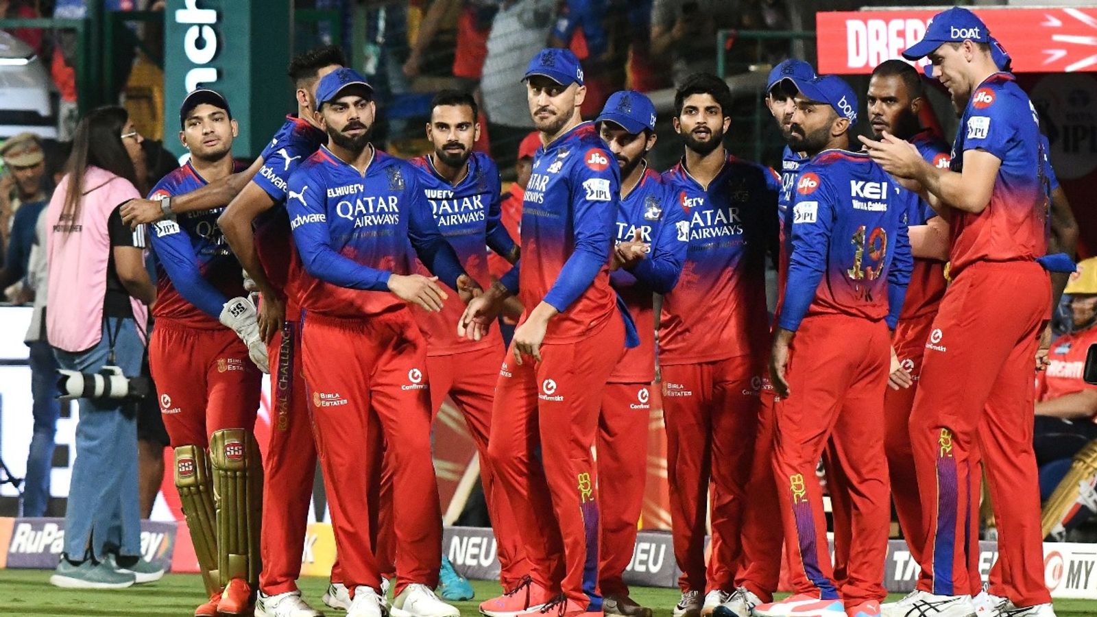 विराट कोहली को रिटेन करेगी RCB, डुप्लेसी, मैक्सवेल पर भी मिली बड़ी अपडेट, फ्रेंचाइज ने फैंस के सामने रखी अजीब पहले विराट कोहली को रिटेन करेगी RCB, डुप्लेसी, मैक्सवेल पर भी मिली बड़ी अपडेट, फ्रेंचाइज ने फैंस के सामने रखी अजीब पहले