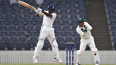 IND vs AUS : गुजरात से 8.5 करोड़ मिलते ही गरजा बल्ला, ऑस्ट्रेलिया में 96 रन की पारी से इस धुरंधर ने कंगारुओं को खदेड़ा, भारत ने 120 रन की बढ़त से कसा शिकंजा ऑस्ट्रेलिया-ए के खिलाफ मैच के दौरान शॉट खेलते साई सुदर्शन