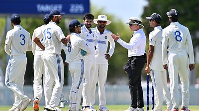 Ishan Kishan Ball Tampring Controversy : टीम इंडिया पर ऑस्ट्रेलिया में लगा 'बॉल टेम्परिंग' का आरोप! इशान किशन को मिल सकती है अंपायर से लड़ाई की सजा, जानें क्या है मामला ? इंडिया-ए और ऑस्ट्रेलिया-ए मैच के दौरान अंपायर से बात करते इशान किशन सहित बाकी खिलाड़ी