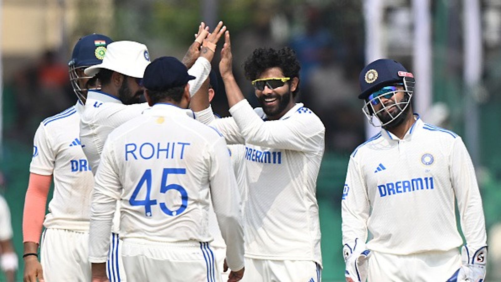 IND vs NZ : रवींद्र जडेजा ने 10 विकेट लेकर किया कमाल,  174 पर ढेर हुई न्यूजीलैंड, भारत को जीत के लिए मिला 147 रनों का लक्ष्य  IND vs NZ : रवींद्र जडेजा ने 10 विकेट लेकर किया कमाल,  174 पर ढेर हुई न्यूजीलैंड, भारत को जीत के लिए मिला 147 रनों का लक्ष्य