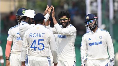 IND vs NZ : रवींद्र जडेजा ने 10 विकेट लेकर किया कमाल,  174 पर ढेर हुई न्यूजीलैंड, भारत को जीत के लिए मिला 147 रनों का लक्ष्य  Ravindra Jadeja celebrating wicket with India