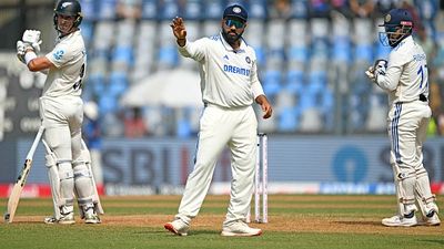 बॉर्डर-गावस्कर ट्रॉफी में यंग खिलाड़ियों के भरोसे टीम इंडिया, ऑस्ट्रेलिया दौरे के लिए स्पेशल 'क्लास' भी शुरू, रोहित शर्मा बोले- सीनियर्स रन नहीं बना रहे, वो तो भयभीत...  SportsTak Hindi