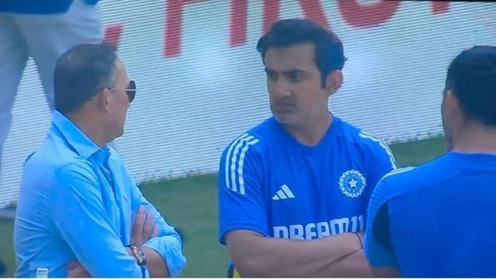 भारत ने गंवाई 0-3 से सीरीज तो मैदान पर आ पहुंचे अजीत अगरकर, गौतम गंभीर के साथ की लंबी बातचीत, VIDEO वायरल भारत ने गंवाई 0-3 से सीरीज तो मैदान पर आ पहुंचे अजीत अगरकर, गौतम गंभीर के साथ की लंबी बातचीत, VIDEO वायरल