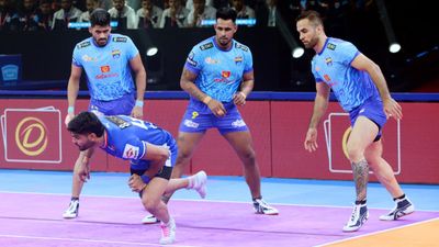 Pro Kabaddi League: बंगाल वॉरियर्स ने हरियाणा स्टीलर्स को मात देकर टॉप 4 में बनाई जगह, पुणेरी पलटन की यू मुंबा पर जीत SportsTak Hindi
