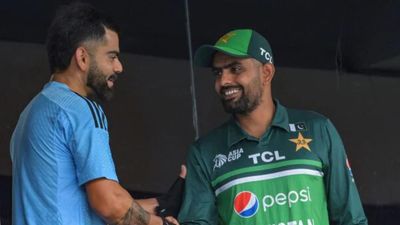 विराट कोहली-बाबर आजम एक टीम में खेलेंगे! 17 साल पहले बंद हुई सीरीज दोबारा शुरू करने की तैयारी, धोनी-द्रविड़ ले चुके हैं हिस्सा SportsTak Hindi