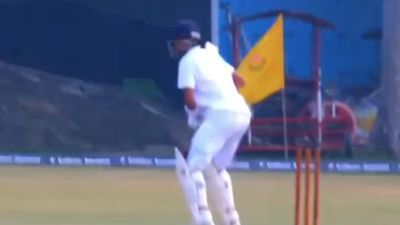 राहुल द्रविड़ के बेटे का लगातार आठवें मैच में फ्लॉप शो, IPL Auction से पहले 8 रन बनाकर आउट हुए समित, टीम को संकट में छोड़ा समित द्रविड़