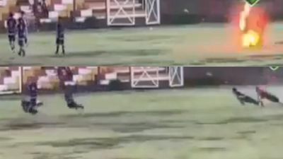 मैच के बीच बड़ा हादसा, स्टेडियम में अचानक गिरी बिजली, एक खिलाड़ी की मौत, खौफनाक मंजर का Video हुआ वायरल SportsTak Hindi