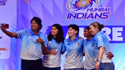 WPL 2025: मुंबई इंडियंस ने लीग इतिहास की पहली हैट्रिक लेने वाली गेंदबाज को किया बाहर, जानें सभी फ्रेंचाइजियों की रिटेंशन लिस्ट SportsTak Hindi