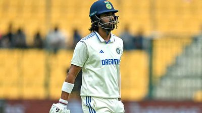 IND vs AUS: केएल राहुल ने दो दिन में दूसरा मौका भी गंवाया, ऑस्ट्रेलिया के खिलाफ 73 रन पर भारत के पांच विकेट गिरे, हार का संकट मंडराया SportsTak Hindi