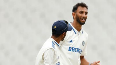 IND vs AUS: गेंद पर फिर तकरार, भारतीय खिलाड़ियों की मांग ऑस्ट्रेलियाई अंपायर ने नहीं मानी, गुस्सा हुए प्रसिद्ध कृष्णा SportsTak Hindi