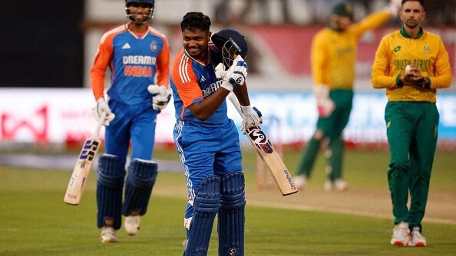 Sanju Samson Century: संजू सैमसन ने साउथ अफ्रीका के खिलाफ 47 गेंदों में शतक ठोककर रचा इतिहास, भारतीय क्रिकेट में पहली बार हुआ ऐसा कमाल  Sanju Samson Century: संजू सैमसन ने साउथ अफ्रीका के खिलाफ 47 गेंदों में शतक ठोककर रचा इतिहास, भारतीय क्रिकेट में पहली बार हुआ ऐसा कमाल