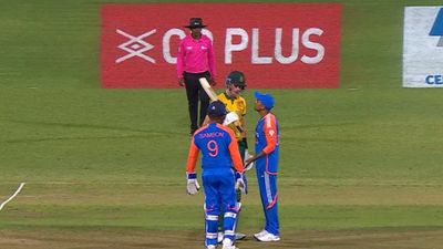 IND vs SA : संजू सैमसन के चक्कर से मार्को यानसन से भिड़े कप्तान सूर्यकुमार यादव, Live मैच में क्यों मचा हंगामा? Video आया सामने सूर्यकुमार यादव, संजू सैमसन और मार्को यानसन