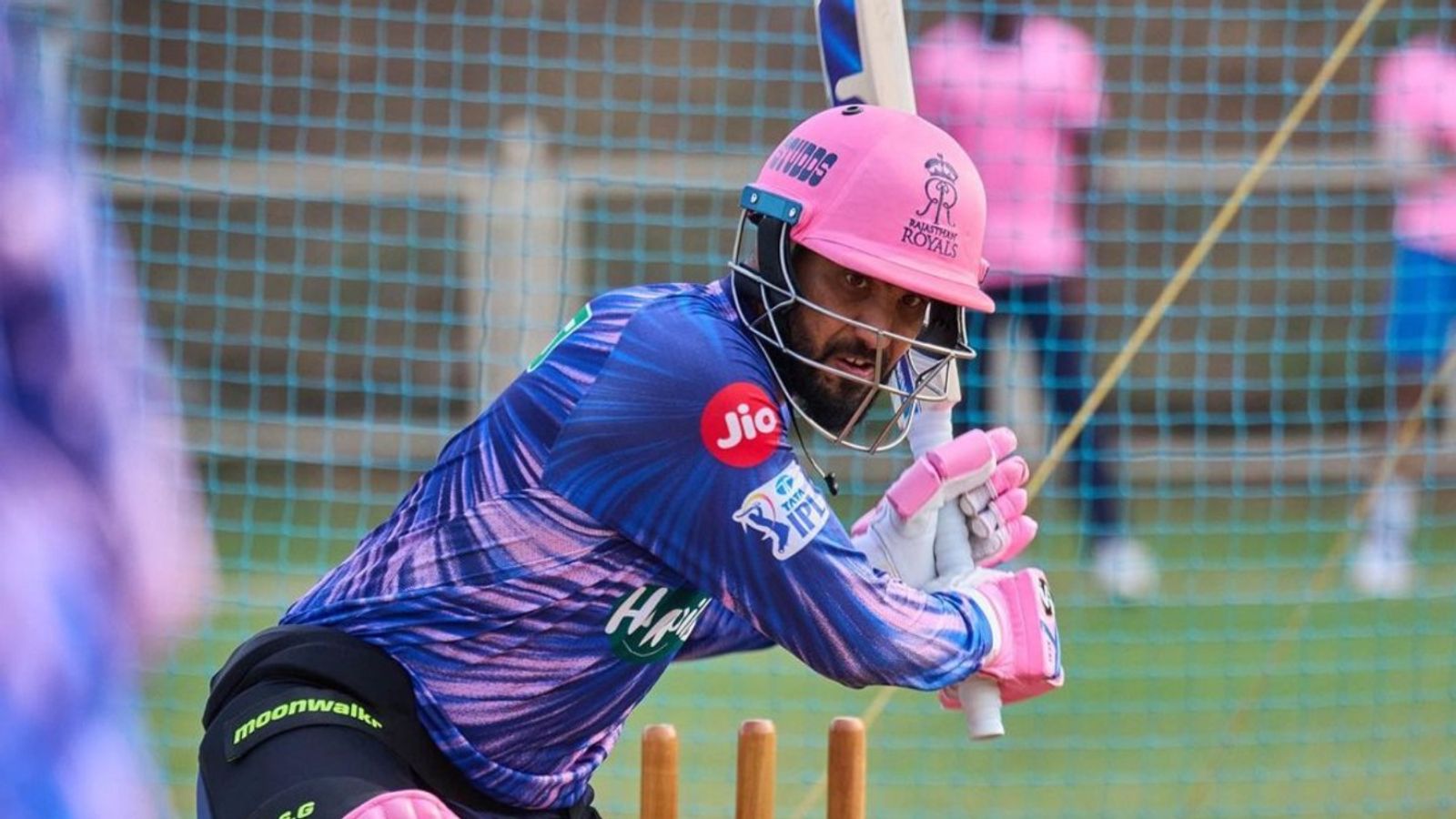 राजस्थान रॉयल्स ने जिसे निकाला उसने डेब्यू मैच में मचाया धमाल, छक्कों की बारिश से रचा इतिहास, छठे नंबर पर उतरकर ठोका शतक राजस्थान रॉयल्स ने जिसे निकाला उसने डेब्यू मैच में मचाया धमाल, छक्कों की बारिश से रचा इतिहास, छठे नंबर पर उतरकर ठोका शतक