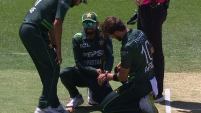 AUS vs PAK : शाहीन अफरीदी ने खुद को किया चोटिल तो बाबर आजम ने ऐसे बचाया उनका अंगूठा, Live मैच में टला बड़ा हादसा, देखें Video पर्थ वनडे मैच में शाहीन का अंगूठा ठीक करते बाबर आजम