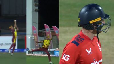 One Hand Catch : वेस्टइंडीज के मोती ने एक हाथ से हवा में उड़ते हुए लपका धांसू कैच, जोस बटलर हो गए हैरान! Video हुआ वायरल जोस बटलर का कैच लेने के दौरान गुडाकेश मोती