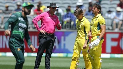 AUS vs PAK : 140 पर गिरे 9 विकेट फिर भी पाकिस्तान के सामने ऑस्ट्रेलिया हो गई ऑलआउट, जानिए पाकिस्तानी गेंदबाज ने ऐसा क्या किया ? पाकिस्तान के सामने चोट के बाद कूपर कोनोली संग मार्कस स्टोइनिस