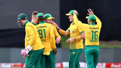 IND vs SA: स्टब्स-कोएत्जिया ने चक्रवर्ती के पंजे पर पानी फेरा, साउथ अफ्रीका ने 3 विकेट से जीता दूसरा टी20, भारत का 11 मैच का विजयी रथ थमा SportsTak Hindi