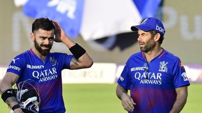 विराट कोहली की IPL टीम की मदद करने वाले शख्स को श्रीलंका क्रिकेट बोर्ड ने दी नौकरी, साउथ अफ्रीका को धूल चटाने के लिए बुना जाल SportsTak Hindi