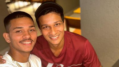 यशस्वी जायसवाल को क्रिकेटर बनाने के लिए भूला अपना सपना, दिल्ली में बना सेल्समैन, 7 साल तक नहीं खेला, अब रणजी ट्रॉफी में रखा कदम SportsTak Hindi