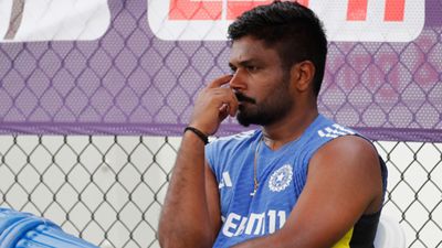 संजू सैमसन के पिता ने धोनी-कोहली, रोहित पर लगाया बेटे का करियर खराब करने का आरोप, कहा- उन्होंने 10 साल बर्बाद कर दिए Sanju Samson