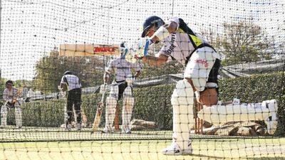 Virat Kohli Practice: विराट कोहली दूसरे दिन ट्रेनिंग को पहुंचे, घंटेभर से ज्यादा चली बैटिंग, इन गेंदों का किया सामना, कोचिंग स्टाफ ने विकेट के पीछे से भी रखी नज़र SportsTak Hindi