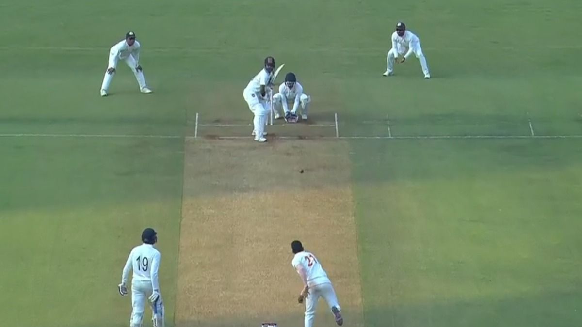 जायसवाल ने 7वें नंबर पर उतरकर ठोका ताबड़तोड़ नाबाद शतक, चौकों-छक्कों की बारिश से सहमे बॉलर्स जायसवाल ने 7वें नंबर पर उतरकर ठोका ताबड़तोड़ नाबाद शतक, चौकों-छक्कों की बारिश से सहमे बॉलर्स