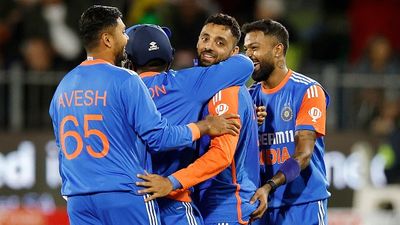 ICC Rankings में वरुण चक्रवर्ती ने मचाया तूफान, 110 खिलाड़ियों को एक साथ पीछे छोड़ लगाई लंबी छलांग SportsTak Hindi