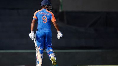 IND vs SA: संजू सैमसन के टी20 करियर पर लगा बड़ा दाग, लगातार दूसरी बार बिना खाता खोले लौटे पवेलियन, किसी बल्लेबाज के साथ नहीं हुआ ऐसा SportsTak Hindi