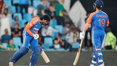 IND vs SA: तिलक वर्मा ने साउथ अफ्रीकी गेंदबाजों का बनाया खिलौना, 51 गेंदों पर उड़ाया टी20 करियर का पहला शतक SportsTak Hindi