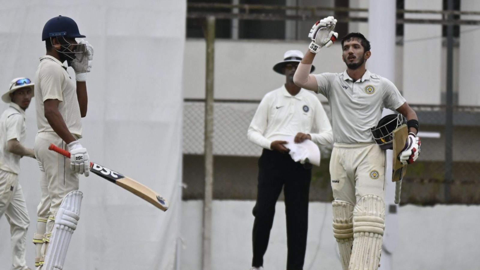 एक ही मैच में दो बल्लेबाजों ने जड़ा तिहरा शतक, तेंदुलकर की टीम के जांबाजों का कमाल, 90 साल में पहली बार हुआ ऐसा एक ही मैच में दो बल्लेबाजों ने जड़ा तिहरा शतक, तेंदुलकर की टीम के जांबाजों का कमाल, 90 साल में पहली बार हुआ ऐसा