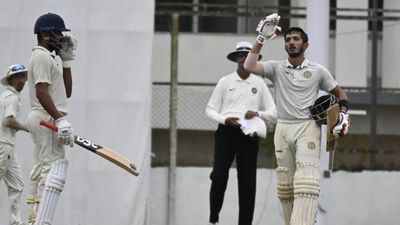 एक ही मैच में दो बल्लेबाजों ने जड़ा तिहरा शतक, तेंदुलकर की टीम के जांबाजों का कमाल, 90 साल में पहली बार हुआ ऐसा गोवा के लिए तिहराशतक जड़ने के बाद बल्लेबाज