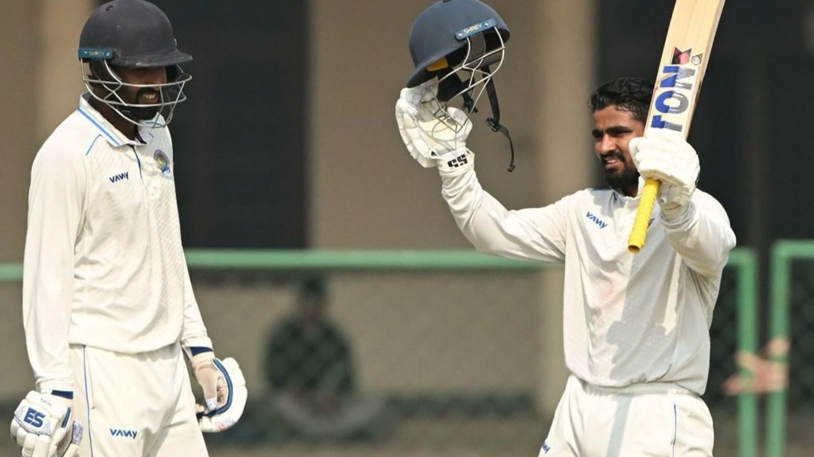 पहले शतक, अब ट्रिपल सेंचुरी, रॉयल चैलेंजर्स बेंगलुरु से बाहर हुआ बल्लेबाज बना बॉलर्स का काल, 25 चौके-13 छक्के ठोककर उड़ाया गर्दा पहले शतक, अब ट्रिपल सेंचुरी, रॉयल चैलेंजर्स बेंगलुरु से बाहर हुआ बल्लेबाज बना बॉलर्स का काल, 25 चौके-13 छक्के ठोककर उड़ाया गर्दा