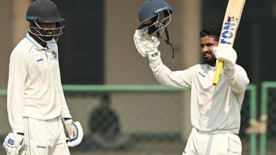 पहले शतक, अब ट्रिपल सेंचुरी, रॉयल चैलेंजर्स बेंगलुरु से बाहर हुआ बल्लेबाज बना बॉलर्स का काल, 25 चौके-13 छक्के ठोककर उड़ाया गर्दा SportsTak Hindi