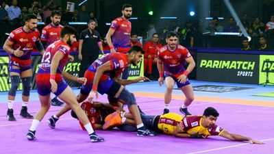 Pro Kabaddi League : यूपी योद्धाज ने 4 हार के बाद खोला जीत का खाता तो यू मुंबा ने तमिल थलाईवास को दी मात कबड्डी मैच के दौरान यूपी योद्धास के खिलाड़ी