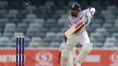 IND vs AUS: विराट कोहली पहली पारी में सस्ते में आउट हुए तो आधे घंटे की नेट्स प्रैक्टिस, फिर ट्रेनिंग जर्सी में ही खेलने उतरे और घंटेभर बैटिंग कर खेली शानदार पारी SportsTak Hindi