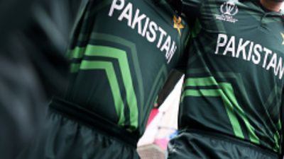 पाकिस्तान क्रिकेट में फिर बवाल, इन दो सीनियर खिलाड़ियों की सेंट्रल कॉन्ट्रैक्ट से छुट्टी, तीन नए क्रिकेटरों को मौका SportsTak Hindi