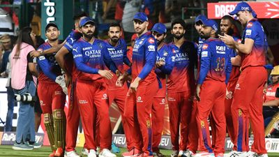 IPL 2025: रॉयल चैलेंजर्स बेंगलुरु को मिलेगा नया कोच, टीम इंडिया के लिए 4 वनडे खेलने वाले का भाई संभालेगा जिम्मा, मुंबई को बनाया है चैंपियन SportsTak Hindi