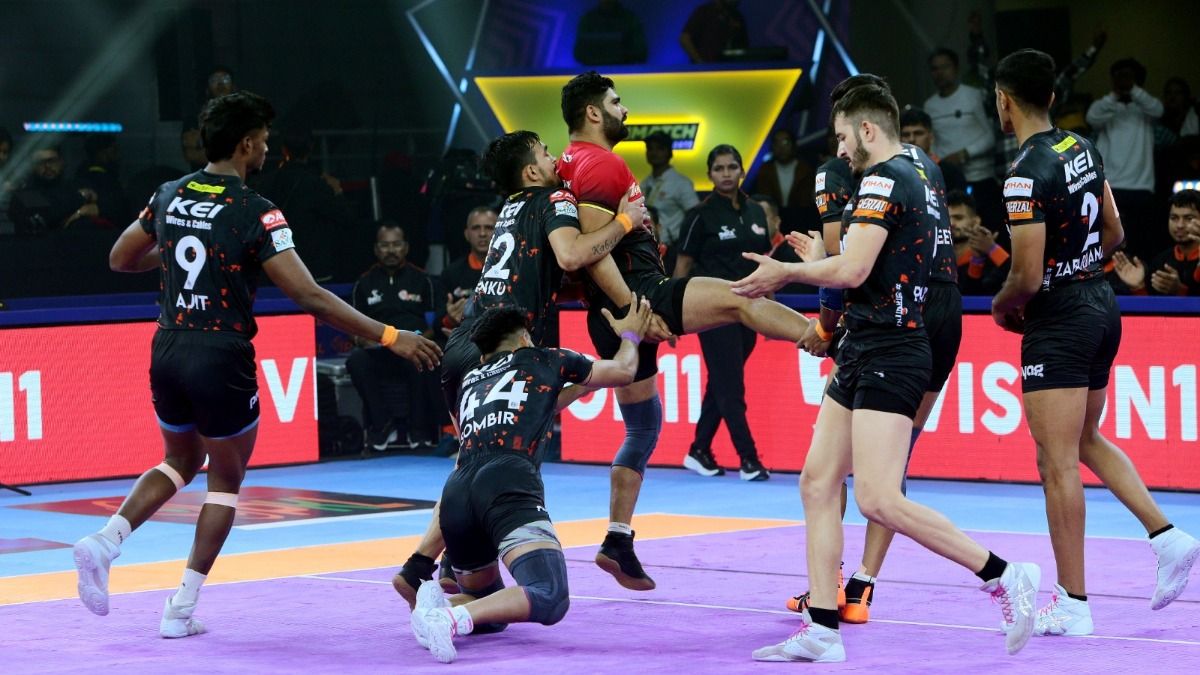 Pro Kabaddi League 11: बेंगलुरू बुल्स को हराकर दूसरे स्थान पर पहुंचा यू मुंबा, तेलुगू टाइटंस ने हरियाणा स्टीलर्स को 22 पाइंट्स से दी मात