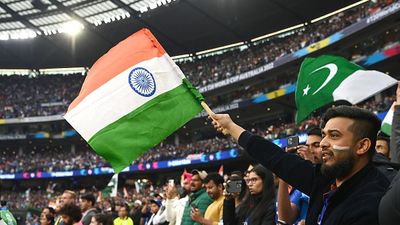 बड़ी खबर : टीम इंडिया क्रिकेट खेलने नहीं जाएगी पाकिस्तान, भारतीय विदेश मंत्रालय ने मेगा टूर्नामेंट में हिस्सा लेने की नहीं दी अनुमति भारत-पाकिस्तान मैच के दौरान फैंस